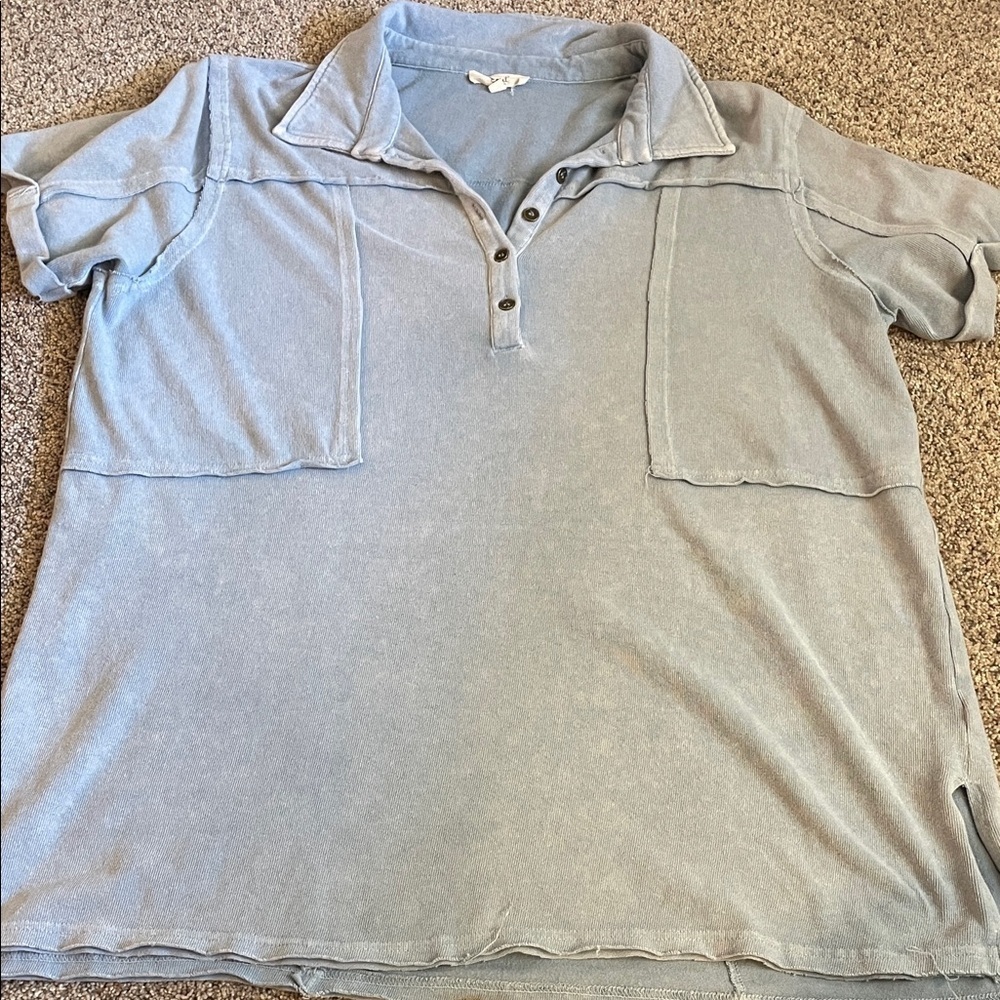 ⭐️3/$20 Easel dusty blue top medium